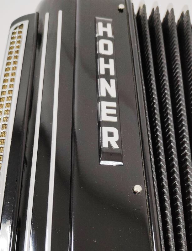 piotr toelloese hohner riviera knap7